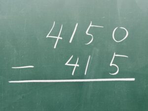 黒板に 4桁の数字 をかく