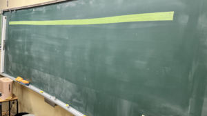 黒板に約4.5メートルのテープを横に貼ります
