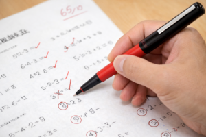 この赤ペンで採点する先生に、子どもの頃憧れませんでしたか?